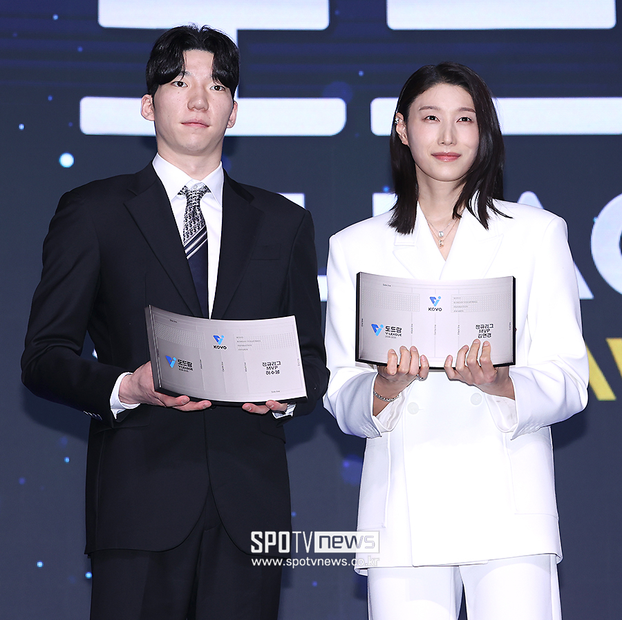 [포토S] 허수봉-김연경, '빛나는 트로피 들고'