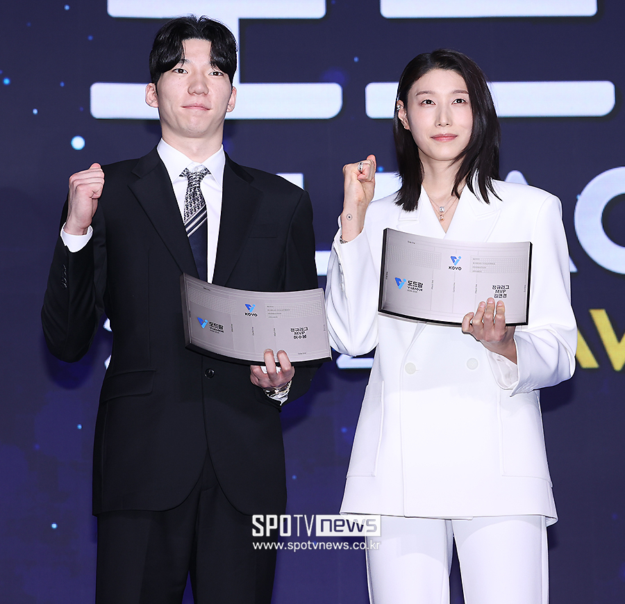 [포토S] 허수봉-김연경, 'MVP 트로피 들고 파이팅!'