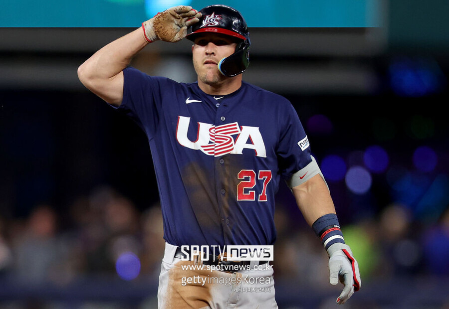 ▲ 미국 대표팀 마크 데로사 감독은 애런 저지의 2026 WBC 참가 의사를 코칭스태프를 통해 전해들었다. 그리고 캡틴을 맡기기로 결정했다. 저지에게 말하기 전 '전직 캡틴' 마이크 트라웃에게 먼저 연락했고, 트라웃은 당연한 일이라는 반응을 보였다고 한다.