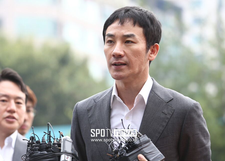 엄태웅, 사생활 논란 8년 만에 공식석상…'야당' VIP 시사회 깜짝 등장