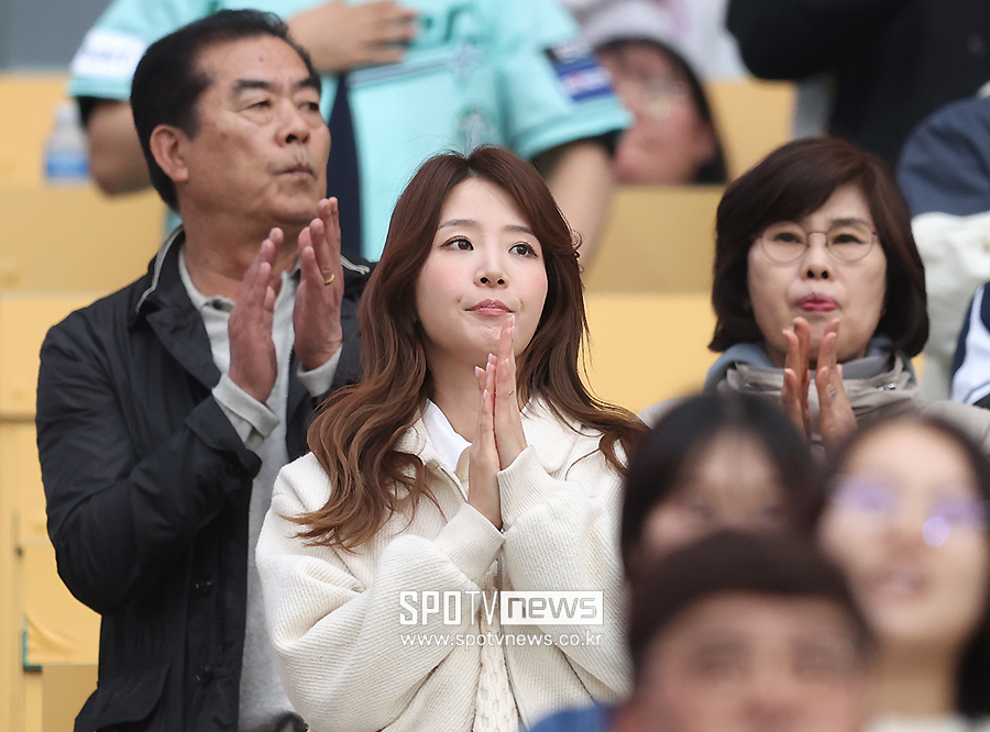 [포토S] 배지현 아나운서, '시부모님과 함께 남편 류현진 응원'
