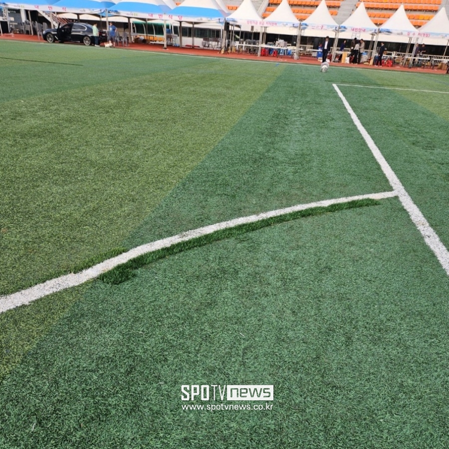 효창운동장 인조잔디 부실시공 논란, 서울시 주말리그에 빨간불