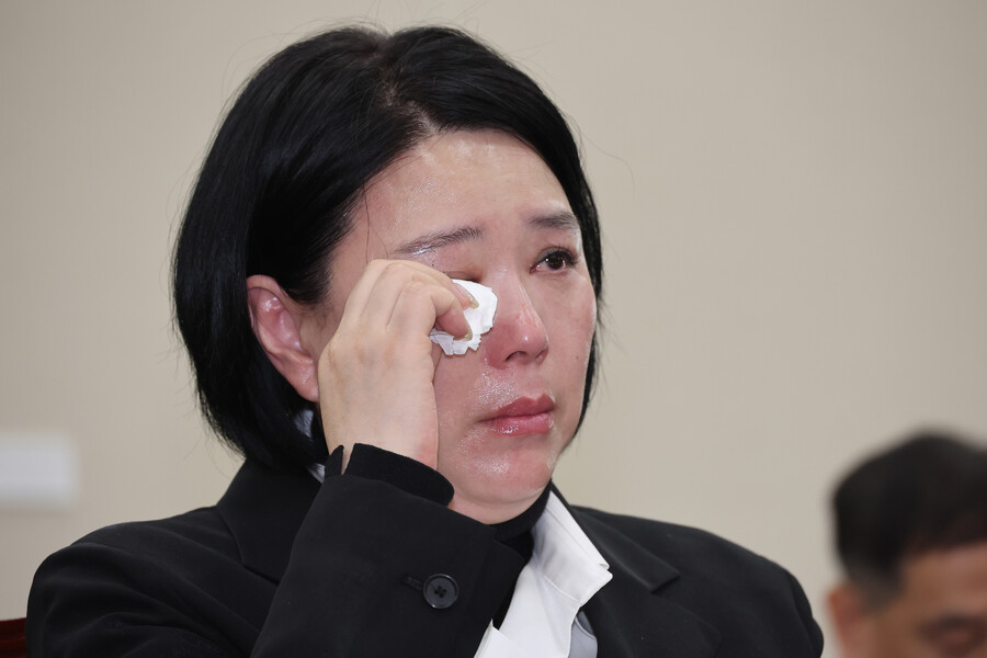 故오요안나 母 "진실 규명해달라, 정쟁 원치않아"…국회 현안질의 '눈물'