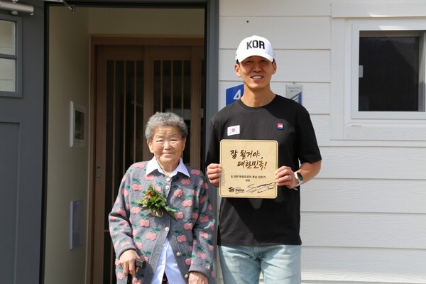 션, 독립유공자 후손에 18·19호 집 헌정…기부마라톤 '815런'으로 기금 마련