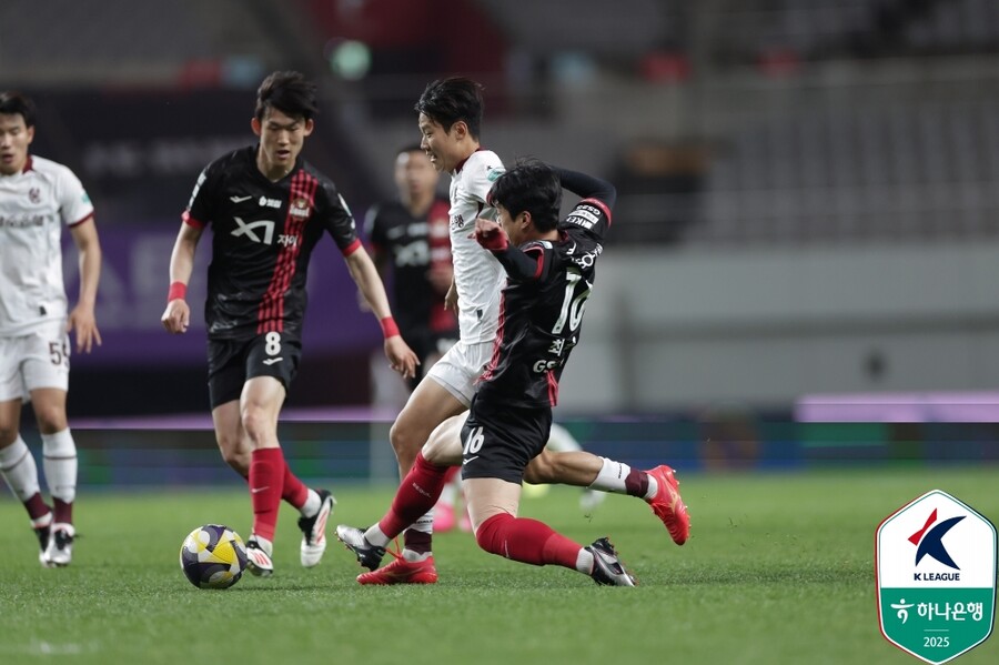 ▲ 19일 오후 서울월드컵경기장에서 FC서울과 광주FC의 하나은행 K리그1 2025 10라운드가 펼쳐졌다. 경기 결과 광주가 2-0으로 이겨 서울전 5연승을 달렸다. ⓒ 한국프로축구연맹