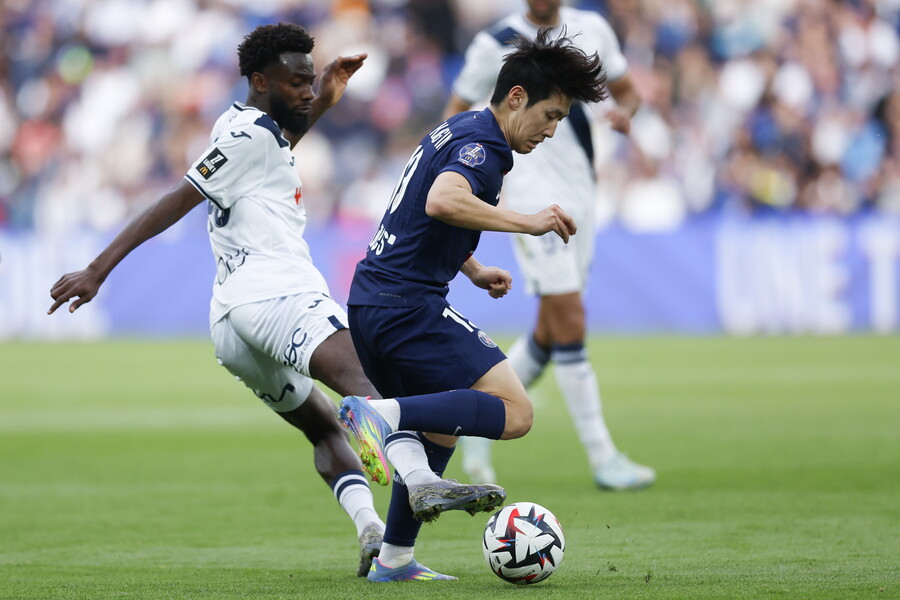 '이래서 손흥민과 싸운건가' 이강인, 두에와 코너킥 놓고 충돌…PSG 팬들 분노 "스타병 걸린 선수네"