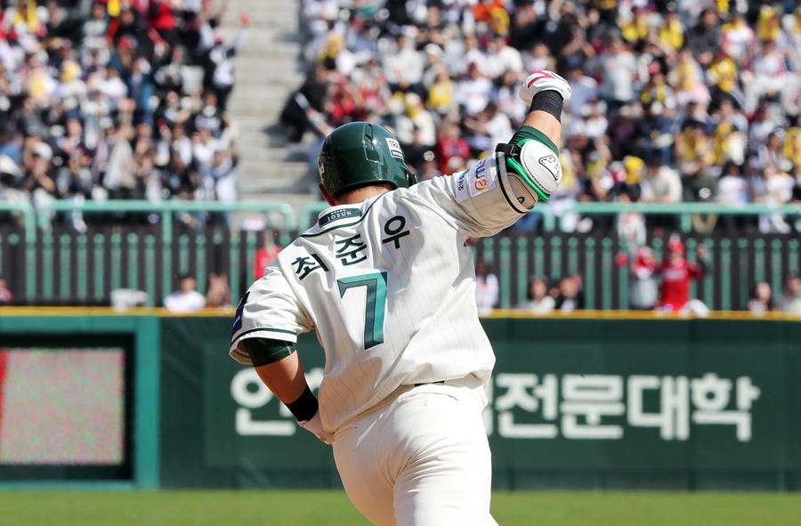 최준우 1744일 만에 홈런, SSG 6연패 끊었다…1위 LG 9-3 제압 [인천 게임노트]