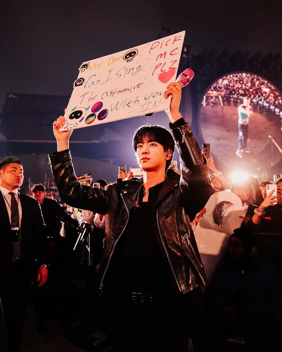 ▲ 방탄소년단 진. 출처| 콜드플레이 인스타그램