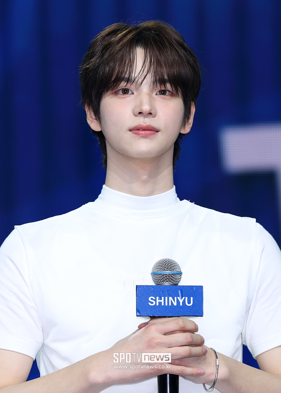 [포토S] 투어스, '얼굴은 청순, 어깨는 상남자'