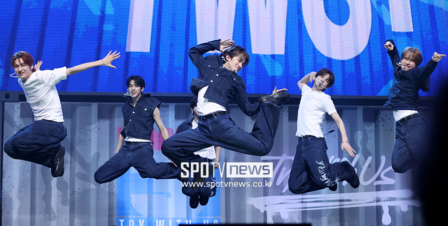 [포토S] 투어스, '점핑!'