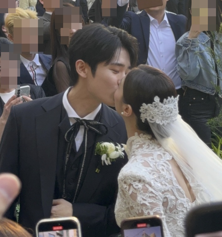'결혼' 최시훈 "♥에일리, 아름다운 나의 신부에 눈물날 뻔, 세상에서 가장 사랑해"