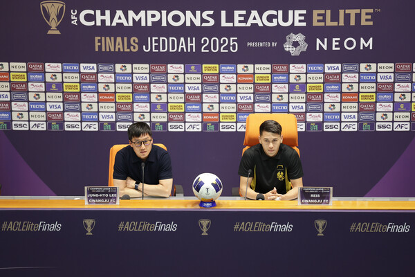 ▲ 광주FC 이정효 감독이 알 힐랄과의 2024-25 아시아 축구연맹 챔피언스리그 엘리트(ACLE) 8강전 사전 기자회견에 선수 대표 헤이스와 함께 참석해 출사표를 던졌다. ⓒ한국프로축구연맹