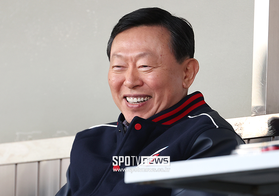 [포토S] 잠실구장 찾은 신동빈 회장, '요즘 롯데가 잘하죠?'
