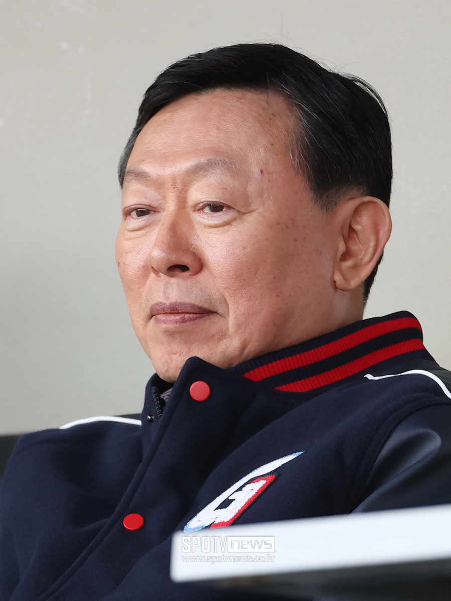 [포토S] 경기 바라보는 신동빈 회장