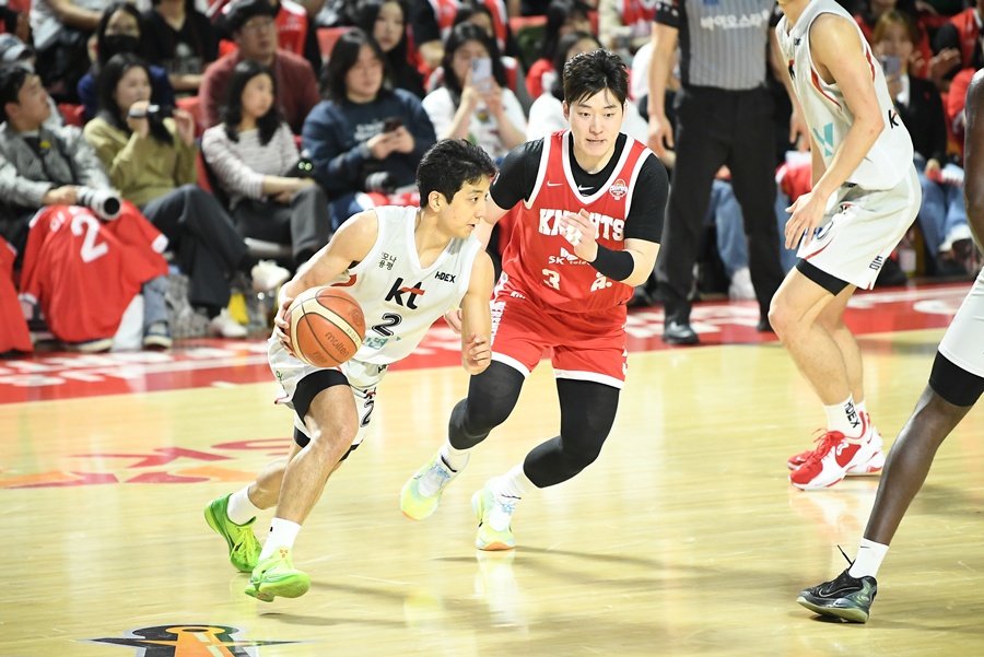 ▲ 허훈(왼쪽)은 지친 기색이었다. 야투가 말을 듣지 않았다 ⓒ KBL