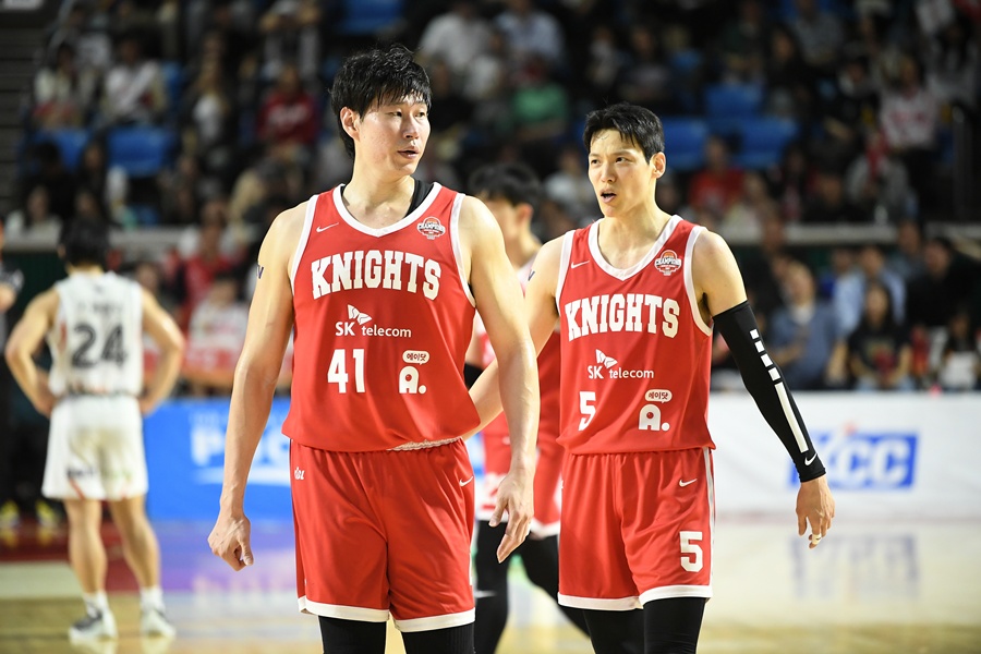 ▲ 오세근과 김선형(왼쪽부터) ⓒ KBL