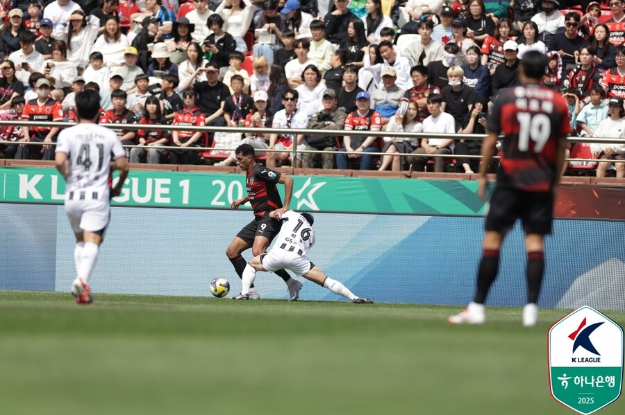 ▲ 포항 스틸러스와 FC서울의 맞대결이 27일 오후 2시 포항 스틸야드에서 열렸다 ⓒ한국프로축구연맹