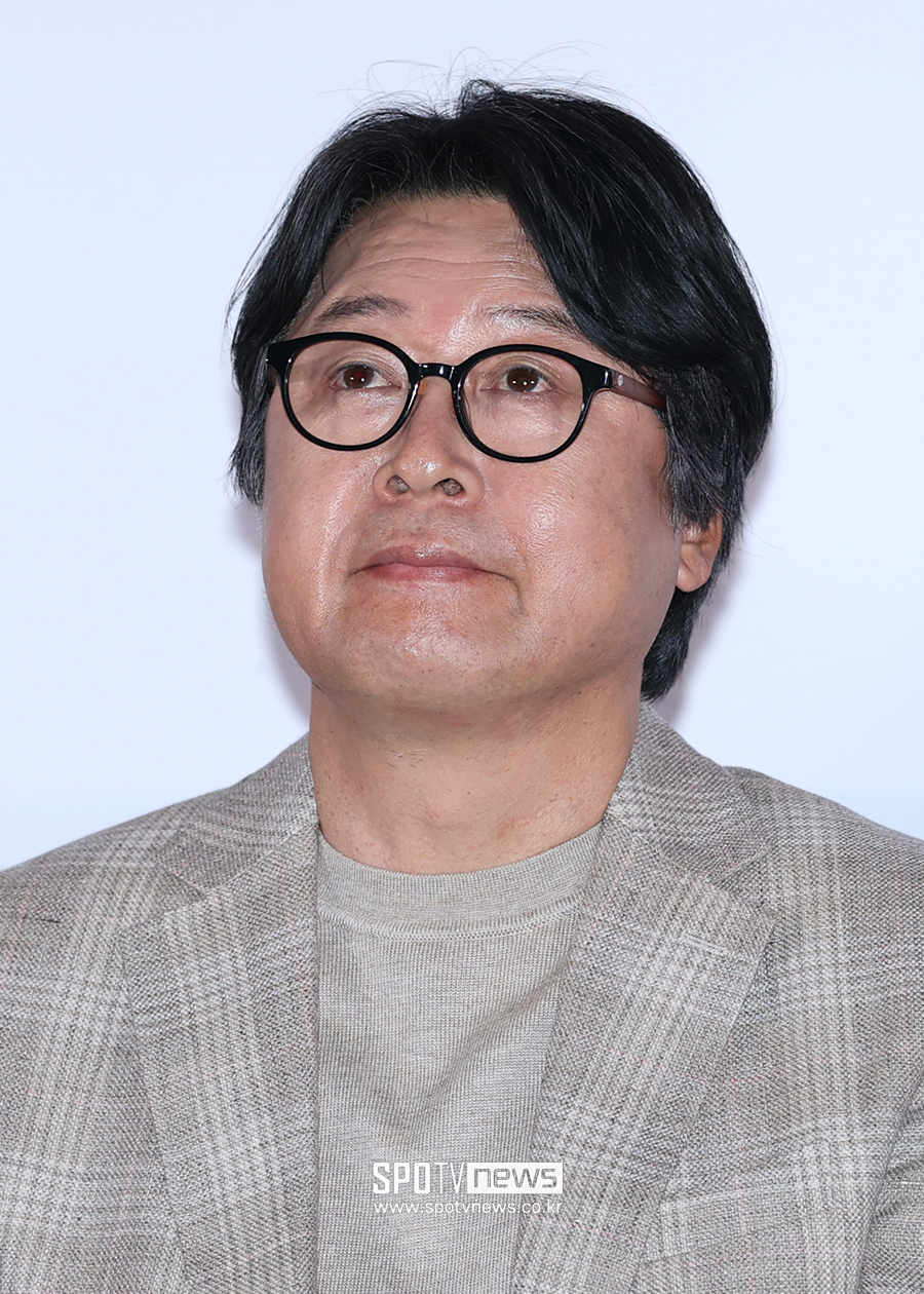[포토S] 취재진 바라보는 김윤석