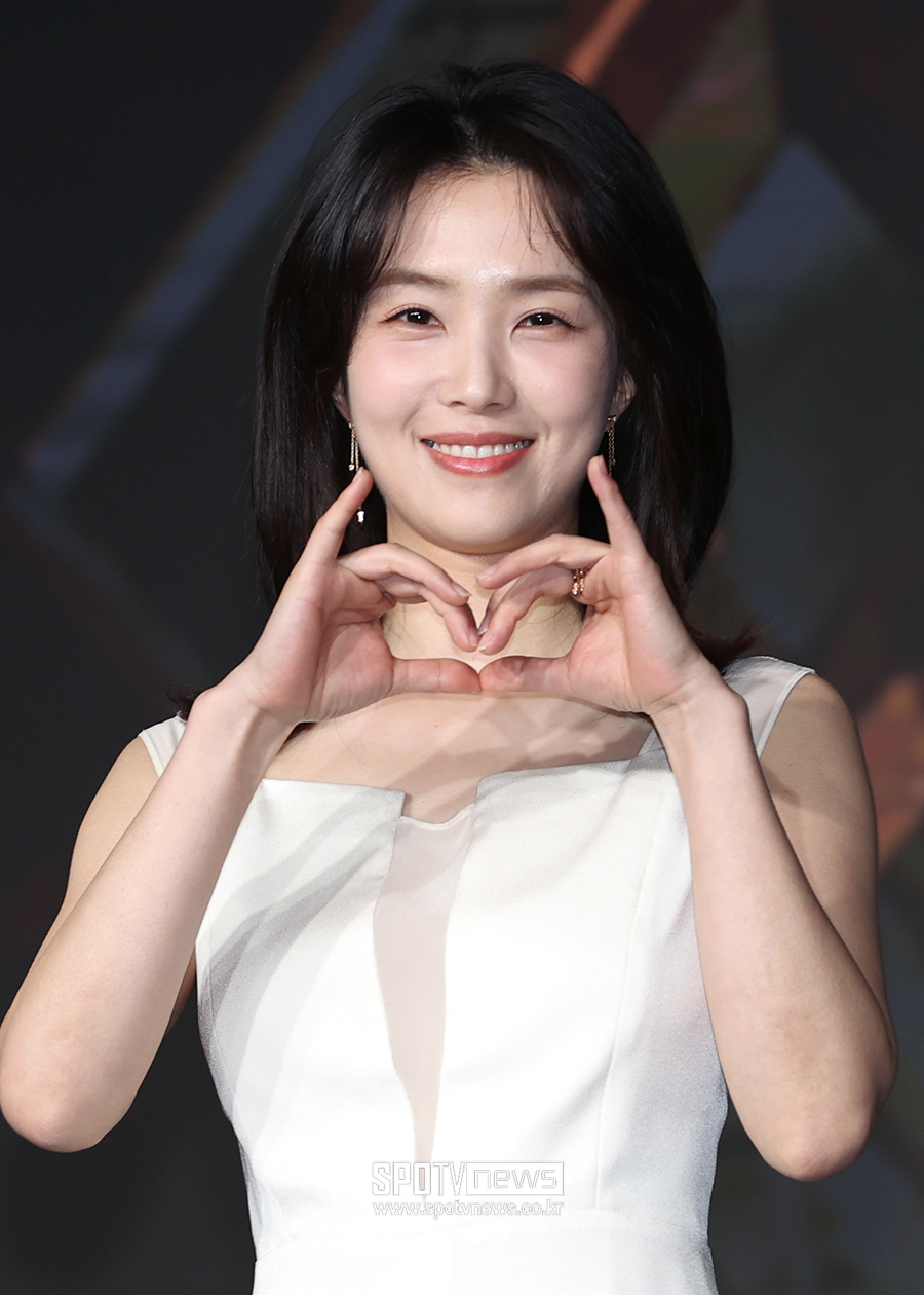 [포토S] 강지영 아나운서, 악마 하트