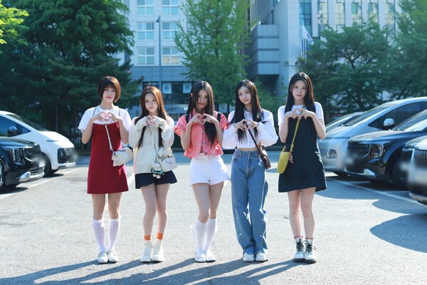'5세대 비주얼' 힛지스, '뮤직뱅크' 출근길에 봄 몰고왔다…5인5색 사랑스러운 소녀