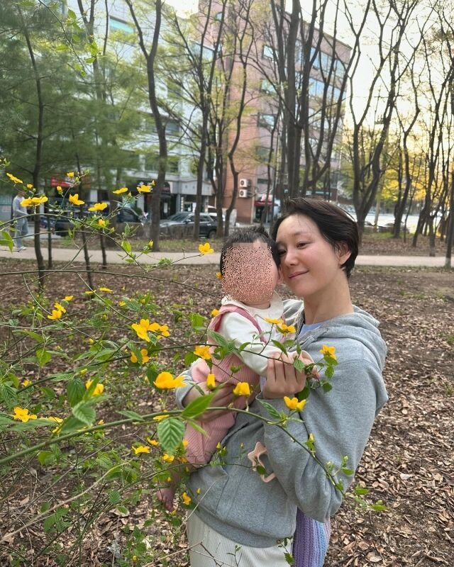 '비연예인과 결혼' 이유영, 딸 안고 평범한 엄마의 일상 공개