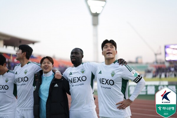 ▲ 거스 포옛 감독은 이승우를 벤치로 내려 활용하는 결단을 내렸다. 전진우(수원 삼성 시절 전세진)가 복덩이로 떠올랐다. 주장 박진섭은 실리 축구를 하다가 보면 결과를 얻고 자연스럽게 팬들이 원하는 닥공이 돌아오지 않을까 싶다는 전망을 했다. ⓒ한국프로축구연맹