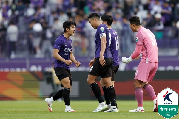 ▲ 개그맨 '이경규의 사위'로 잘 알려진 FC안양 중앙 수비수 김영찬은 유병훈 감독이 이정효 광주FC 감독 이상으로 유명세를 탈 것이라며 함께 성장하고 있음을 강조했다. ⓒ한국프로축구연맹