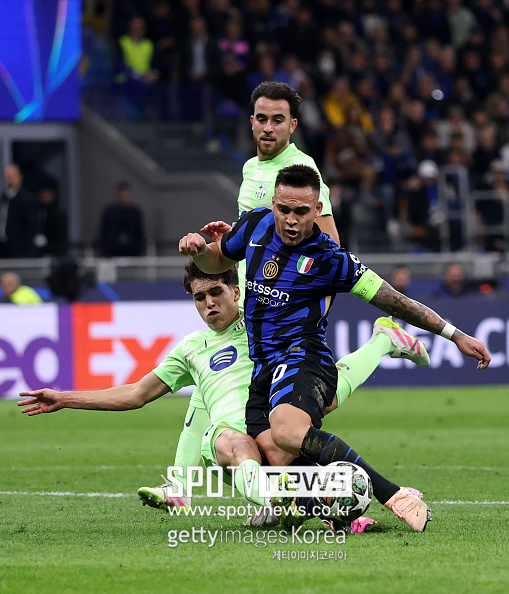 인터밀란은 이탈리아 밀라노 산시로에서 열린 2024-24시즌 유럽축구연맹(UEFA) 챔피언스리그 4강 2차전에서 연장 혈전 끝에 바르셀로나를 4-3으로 제압했다. 이들은 바르셀로나와 4강 1차전에서도 엄청난 난타전을 했다. 바르셀로나 홈 구장에서 3-3 무승부를 한 이후 리턴 매치를 가졌는데 합계 7-6으로 바르셀로나를 꺾는데 성공했다. 이날 홈에서 승리를 쟁취하면서 2시즌 만에 챔피언스리그 결승전에 진출했다. 2009-2010시즌 이후 15년 만에 유럽 제패를 노린다. 인터밀란은 반대편에서 사투를 준비 중인 아스널과 파리 생제르맹 승자와 ‘빅이어(챔피언스리그 트로피)’를 놓고 마지막 승부를 한다