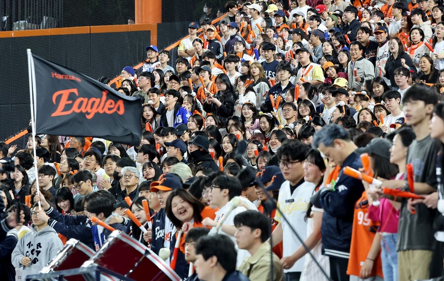▲ 감격적인 시즌 첫 1위 등극과 20년 만의 9연승을 함께 한 한화 팬들 ⓒ연합뉴스