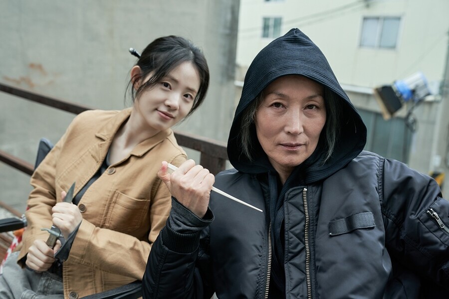 '파과' 카메라 꺼지면 '깜찍'…반전 '케미' 터지는 온앤오프 스틸 공개