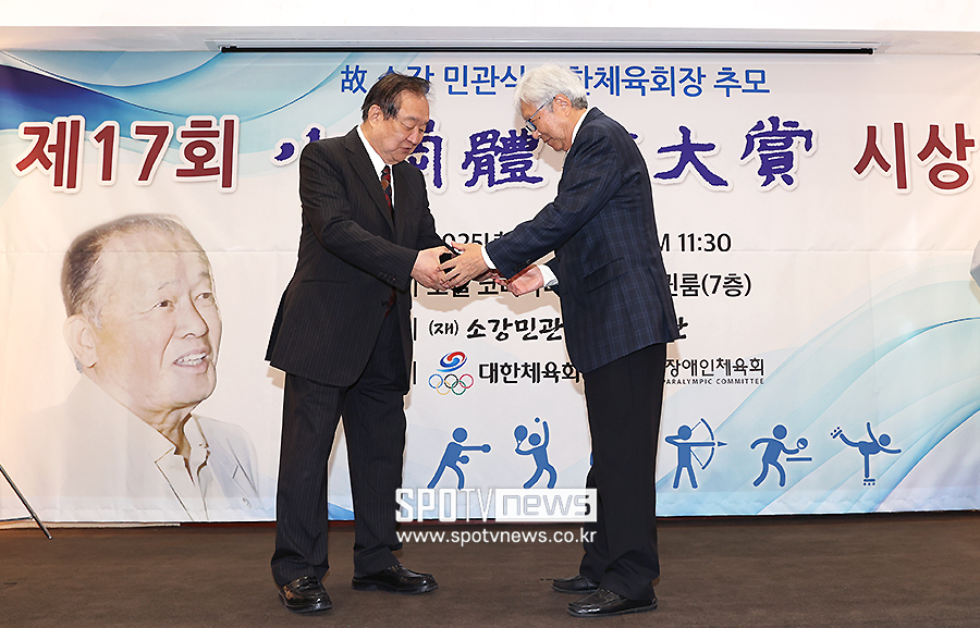 [포토S] 대상 트로피 받는 이인정 아시아산악연맹 회장