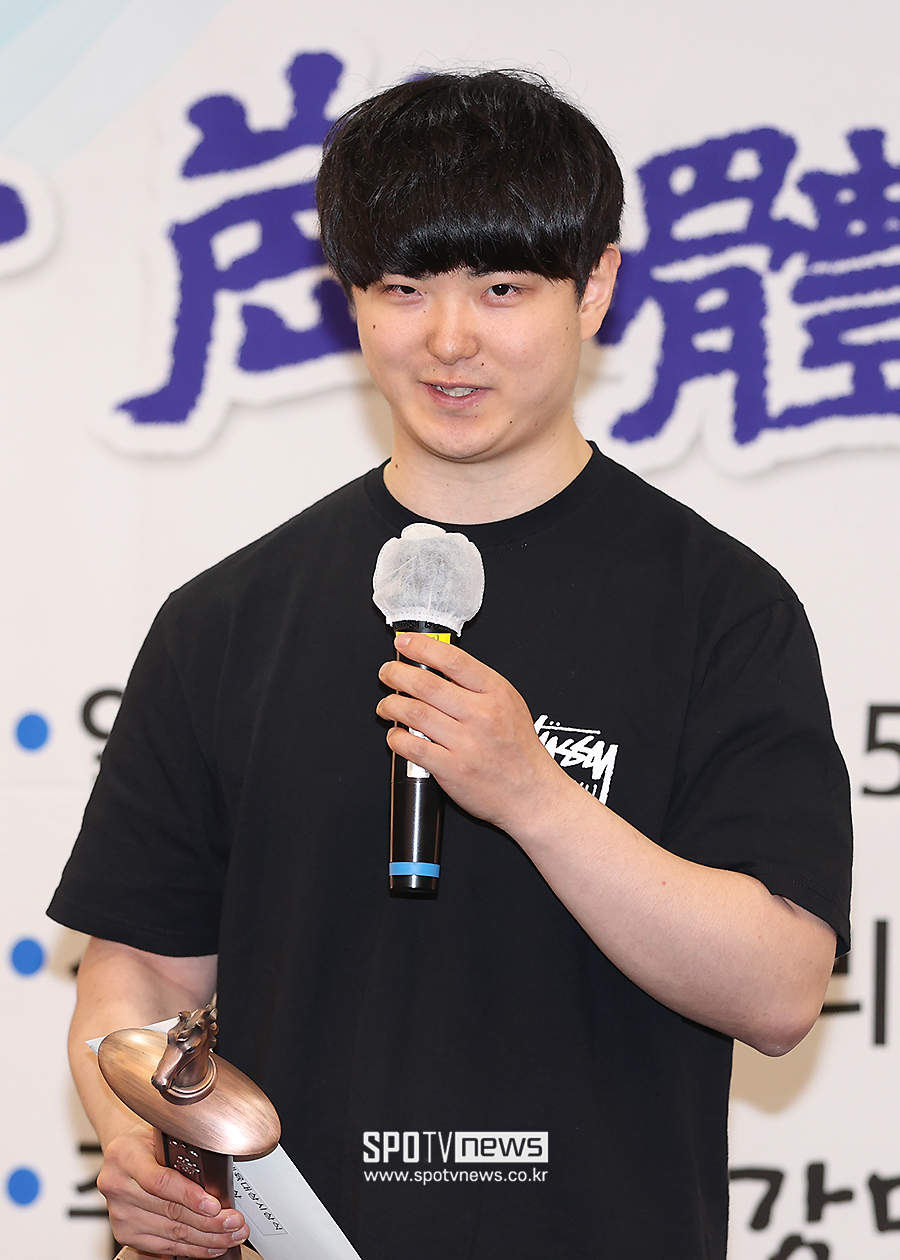 [포토S] 소강체육대상 최우수선수상 수상한 김기태