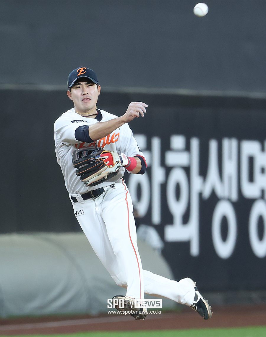 한화 심우준 무릎 사구→타박통으로 교체…키움 전준표는 광배근 통증 호소 후 강판