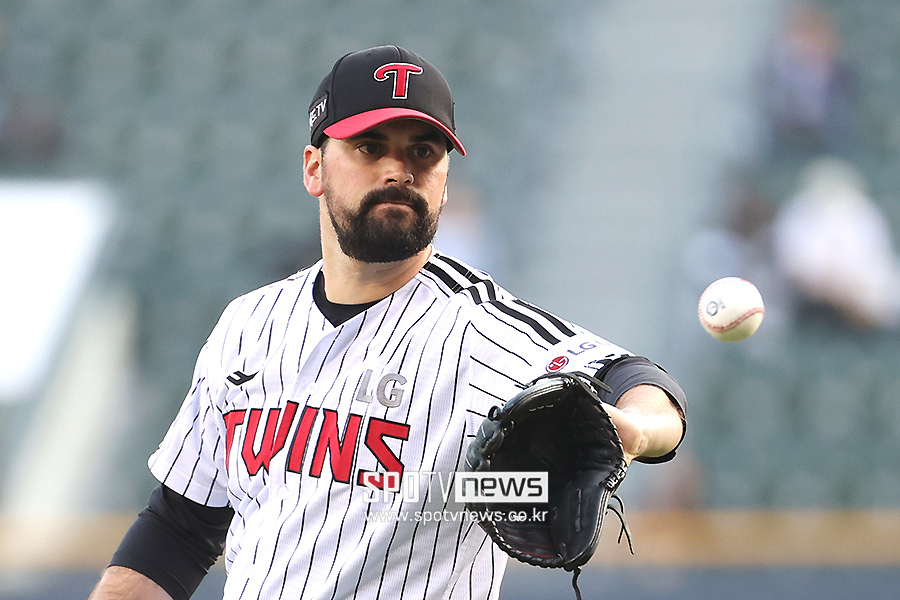 LG 팬들의 ‘꾀병’ 오해 풀었던 그 선수… MLB 복귀 시동, 3년 공백 지울 수 있을까