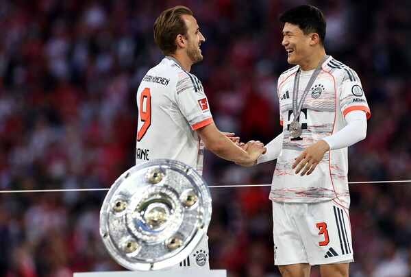 ▲ 바이에른 뮌헨 김민재가 분데스리가 우승을 차지한 뒤 축하 행사에서 해리 케인, 토마스 뮐러, 이토 히로키 등과 기쁨을 만끽했다. ⓒ연합뉴스/EPA/REUTERS