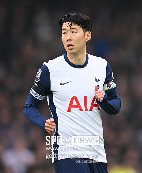 어쩌면 손흥민의 유로파리그 우승 행보에 큰 암초다. UEFA는 "츠바이어 주심은 2012년부터 국제 무대 심판으로 활동했다. 그는 올 시즌 파리 생제르맹과 아스날의 챔피언스리그 준결승전을 포함해 챔피언스리그 7경기, 유로파리그 2경기, 유로파컨퍼런스리그 1경기를 맡았다. 츠바이어 주심이 UEFA 대회 결승전 주심을 책임지는 건 이번이 두 번째다. 2023년 크로아티아와 스페인의 UEFA 네이션스리그 결승전을 주관했다"라고 알렸다. 하지만 승부조작 혐의로 벌금을 받은 전례가 있다