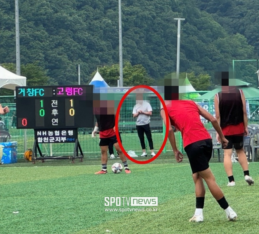 A씨가 대회 현장에서 지시를 내리고 경기를 운영하고 있다.
