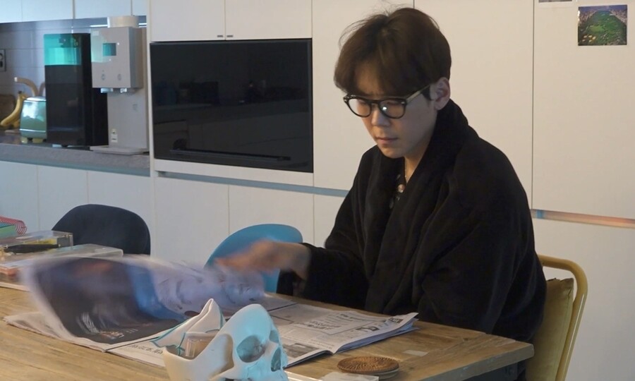 "휴대전화는 불행의 원천" 카이, 종이신문 읽는 자취 8년차('나혼산')