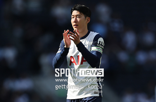 영국 매체 ‘이브닝스탠다드뉴스’는 "게리 네빌이 토트넘과 유럽축구연맹(UEFA) 유로파리그 결승전을 앞두고 불안한 느낌을 받았다. 유로파리그 결승전에서 토트넘이 맨체스터 유나이티드보다 우위라고 평가했다. 현재 맨체스터 유나이티드 선수 중 토트넘 1군 팀에 뛸 선수는 브루노 페르난데스 1명 뿐이라고 말했다”라고 보도했다. 실제 네빌은 “이들을 맨유의 선수들과 일대일로 비교했을 때, 유일하게 브루노 페르난데스만 토트넘 선발에 들어갈 수 있을 것이다. 토트넘 선수들이 맨체스터 유나이티드보다 훨씬 좋은 경기력이다. 지금만 본다면 난 토트넘 선수들을 선택하겠다”이라고 강조했다.
