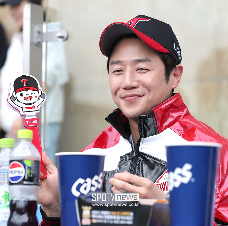 [포토S] 정준원, 야구장에서 보여주는 사돈 총각의 눈웃음