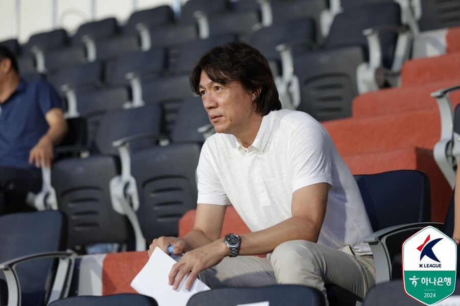 ▲ 작년 8월 김천종합운동장을 방문한 홍명보 감독 ⓒ한국프로축구연맹