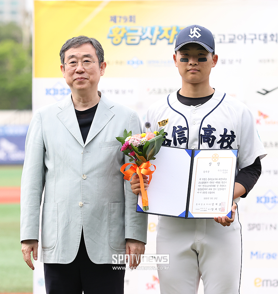 [포토S] 감투상 수상한 유신고 이준서