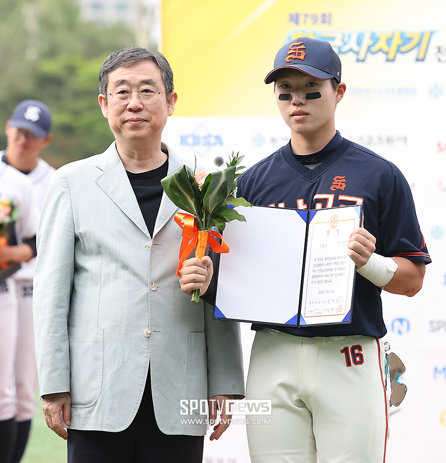 [포토S] 수훈상 수상한 성남고 이진혁