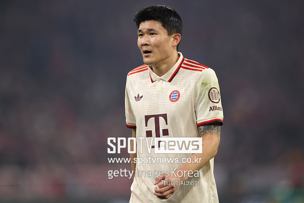 발롱도르는 축구 선수 최고의 영예다. 프랑스 축구 전문지 ‘프랑스 풋볼’이 주관하며, 남녀 각각 30인의 후보가 선정된다. 후보 명단은 2025년 8월 초중순발표될 예정이며, 이후 100개국(남성)과 50개국(여성)의 기자들이 투표에 참여한다. 김민재는 2022-23시즌 나폴리에서 이탈리아 세리에A 우승을 차지하며 세계적인 수비수로 도약했고, 2023-24시즌 바이에른 뮌헨으로 이적해 팀 적응기를 보냈다. 2024-25시즌 김민재는 벵상 콤파니 감독 아래에서 주전급 수비수로 활약했고 바이에른 뮌헨의 분데스리가 우승 주역이 됐다. 아시아 선수가 유럽 주요 리그 두 곳에서 정상에 오른 매우 드문 이력이다. 2025년 발롱도르 후보에 오르면, 2019년과 2022년에 발롱도르 후보에 들어갔던 손흥민과 타이 기록이다. 공격수가 아닌 수비수라는 점에서 의미는 더 크다. 
