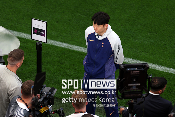 영국 공영방송 ‘BBC’는 “손흥민이 유럽축구연맹(UEFA) 유로파리그에서 선발로 뛰게 될까”라고 전망하면서 “포스테코글루 감독은 경기 하루 전 공식 훈련에서 브레넌 존슨과 도미닉 솔란케의 뒤에서 넘버 10 역할을 맡은 윌슨 오도베르와 함께 스리톱 전술을 가동했다. 손흥민이 선발 출전할 것으로 보인다”라고 보도했다. 손흥민은 프리미어리그 36라운드 크리스탈 팰리스와의 홈 경기에서 부상 복귀전을 치르기 전까지 약 한 달간 발 부상으로 결장했다. 37라운드 애스턴 빌라 원정길에서 풀타임을 뛰었지만 현지에서는 반신반의였다. 하지만 공식 훈련에서 스리톱 중 일부로 뛰면서 선발 가능성을 높였고 포스테코글루 감독도 기자회견에서 손흥민 출전을 암시했다