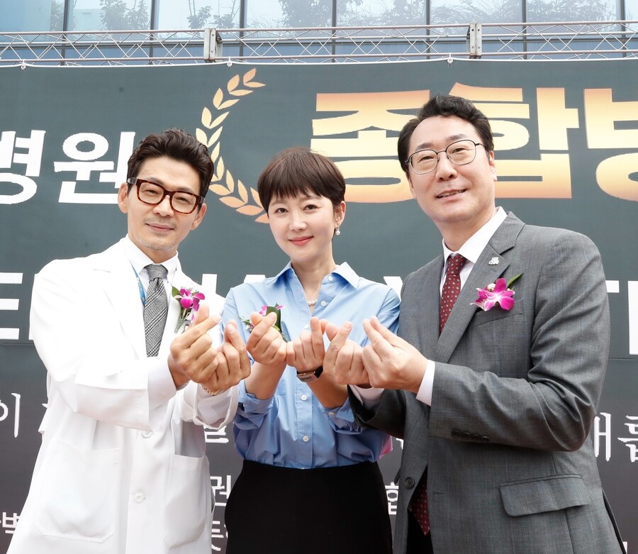염정아, 종합병원장 사모님 됐다…훈남 남편과 ♥인증샷