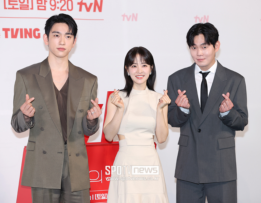 '미지의 서울', 어두운 서울에 등불을 켜다…'1인 4역' 박보영 "다신 없을 도전"[종합]