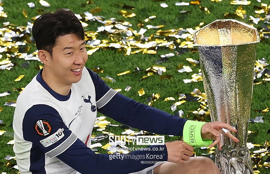 '이마에 스크래치' 하나도 안 아픕니다…'유관 인증 상처' 손흥민 "누가 밀어서 트로피에 긁혔어요"