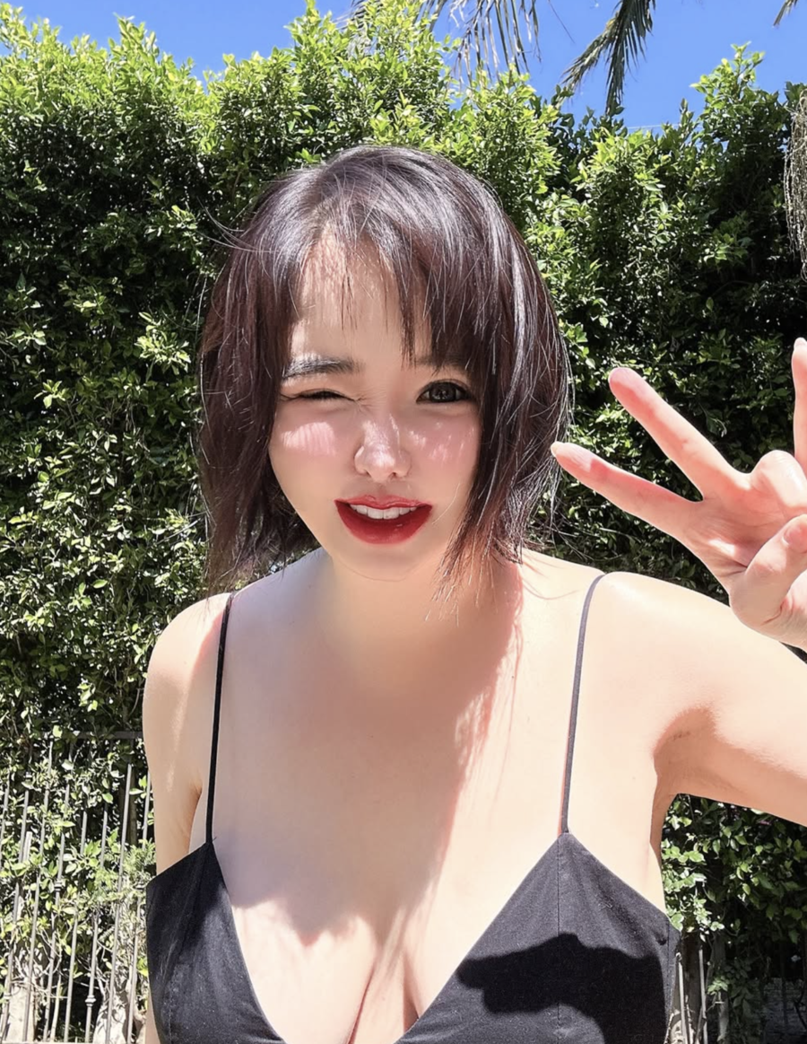 박봄의 눈부신 비주얼, LA햇살 속 과감하게 파격 노출