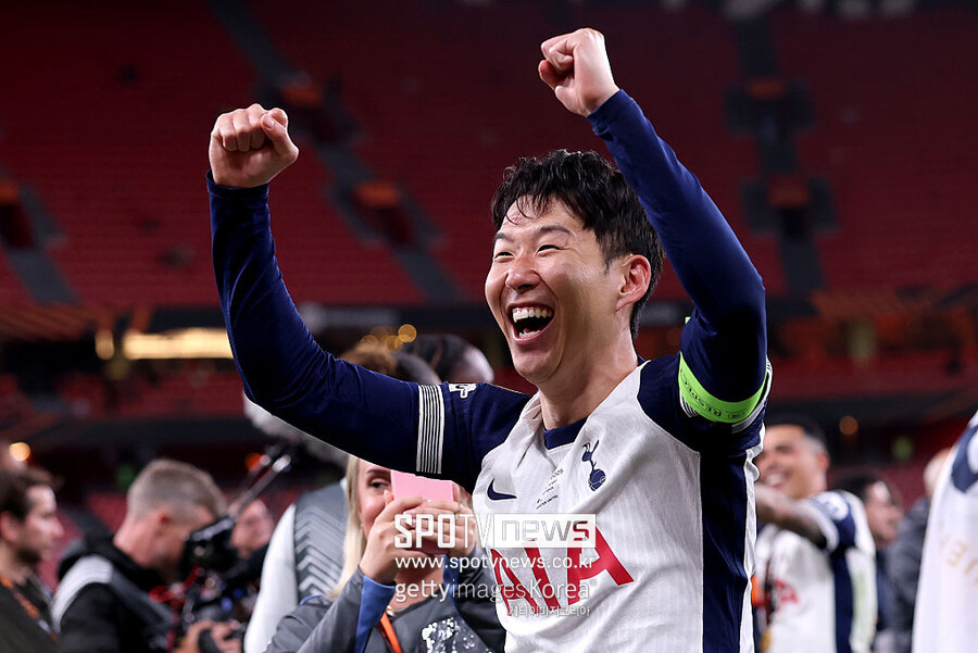 심판은 메달 목에 걸고 손흥민은 빈손! UEFA의 황당한 유로파리그 결승 시상식 "메달이 부족했다"